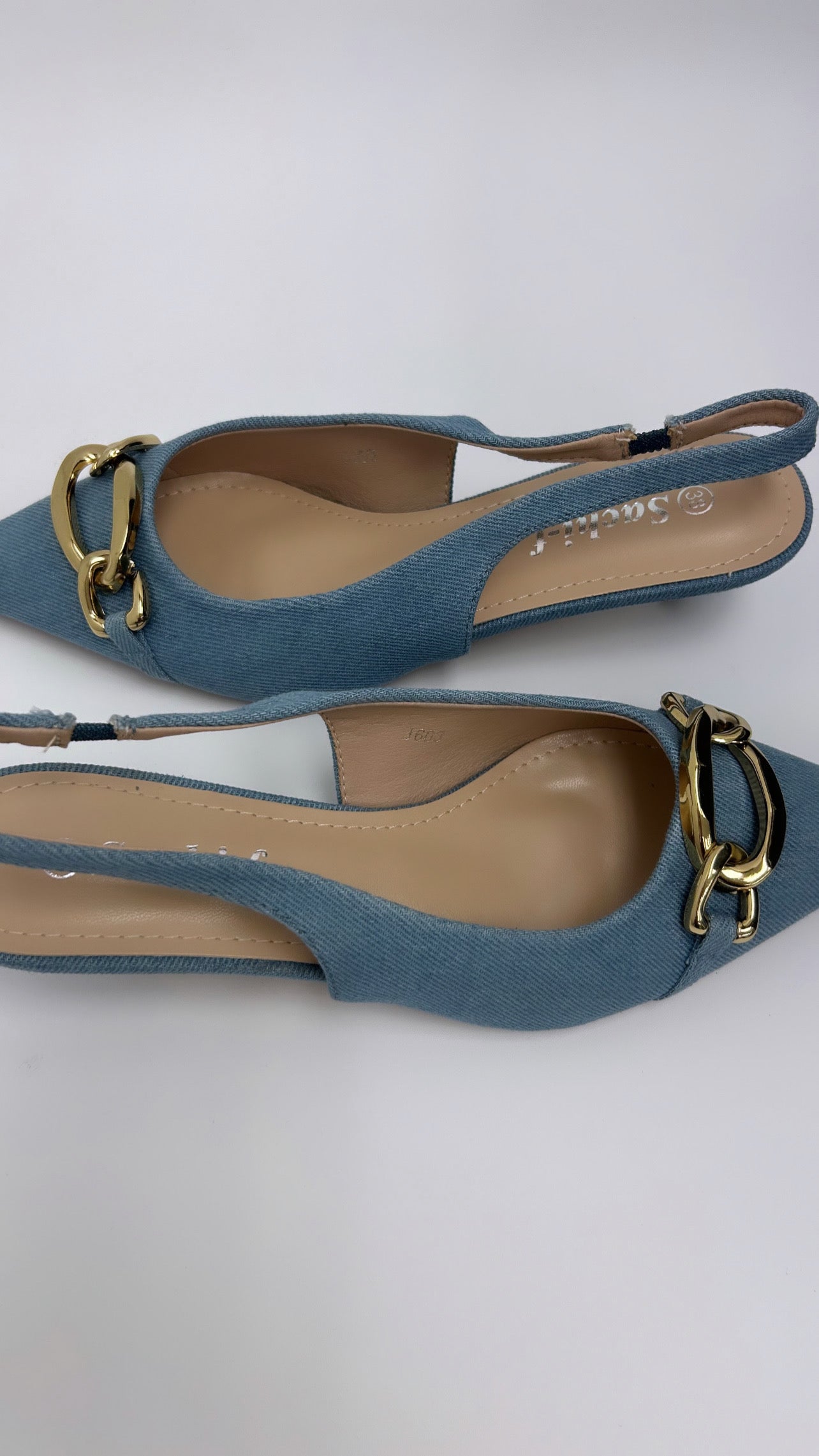 Slingback pointed-toe shoes
